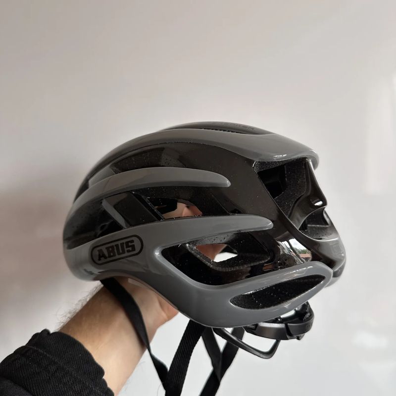 Cyklistická helma ABUS AirBreaker race grey vel. M