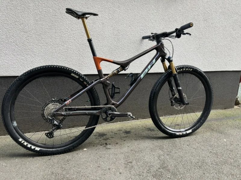 BH Lynx Race 8.5 2024 – karbonové závodní XC / maraton, Shimano XT, málo jeté