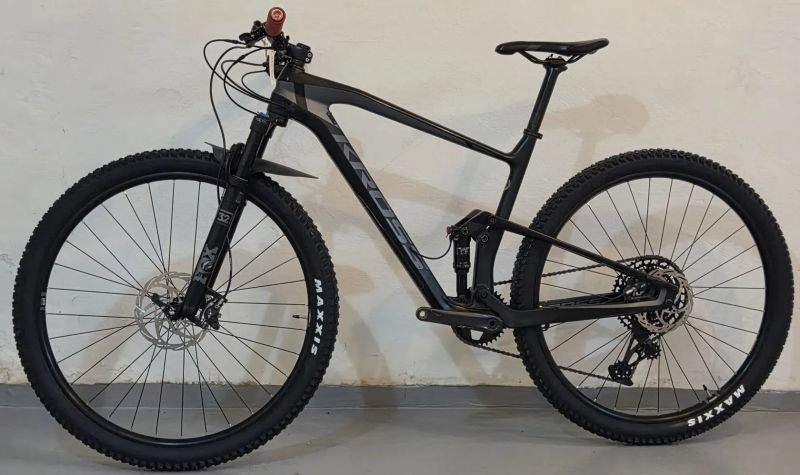 Závodní celokarbonové XC kolo Kross Earth 4.0