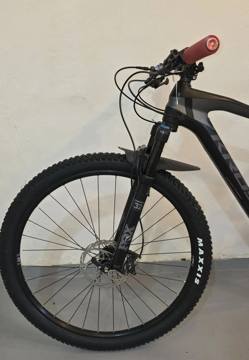Závodní celokarbonové XC kolo Kross Earth 4.0