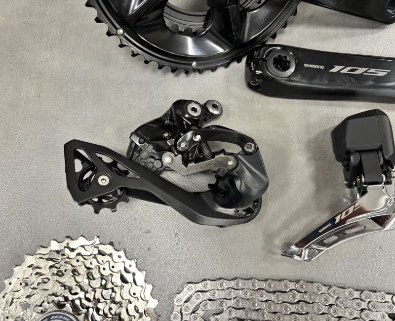 Kompletní silniční sada Shimano 105 R7150 Di2