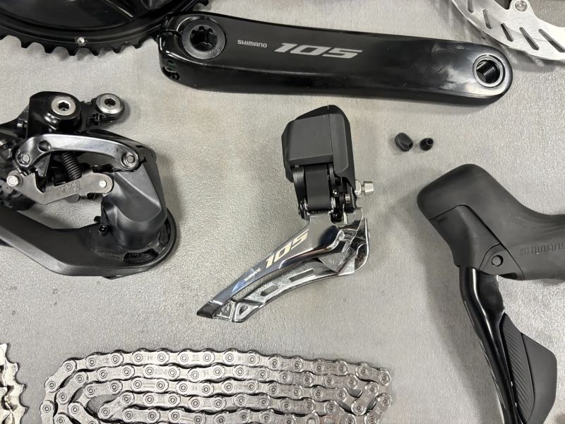 Kompletní silniční sada Shimano 105 R7150 Di2