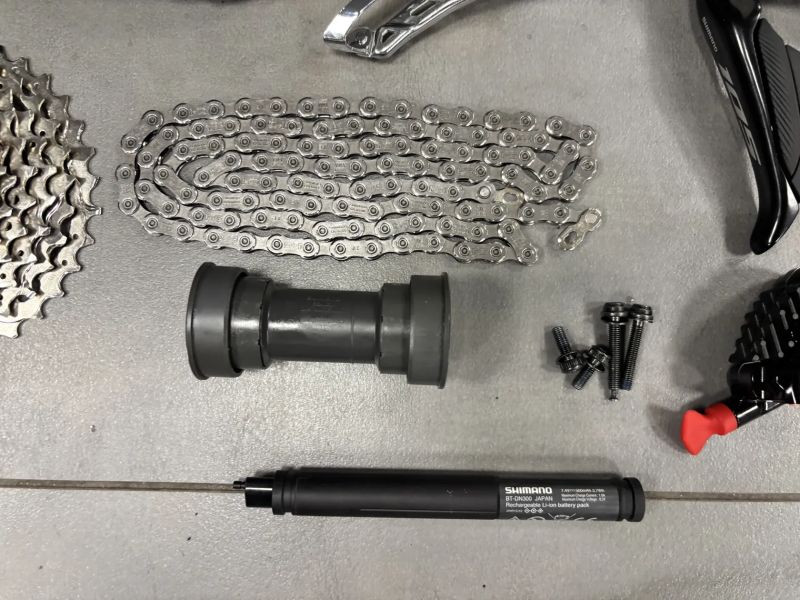 Kompletní silniční sada Shimano 105 R7150 Di2