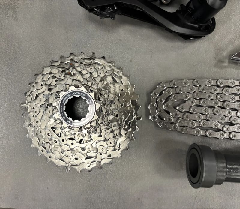 Kompletní silniční sada Shimano 105 R7150 Di2