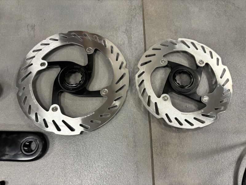 Kompletní silniční sada Shimano 105 R7150 Di2