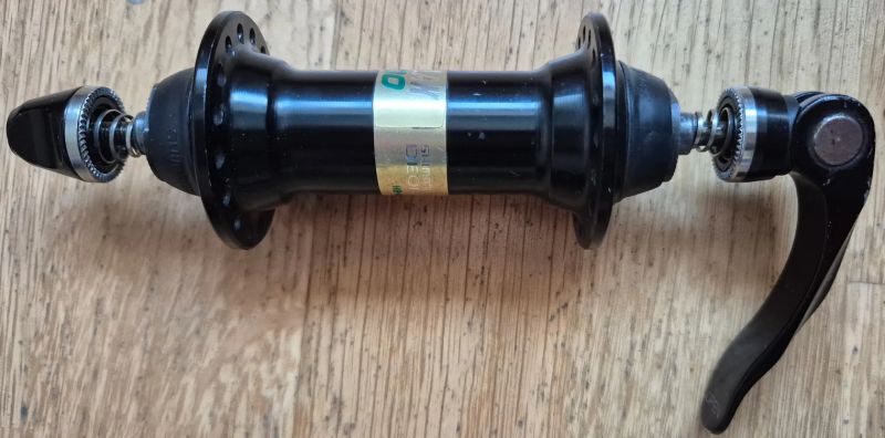 Přední náboj Shimano Deore LX HB-M564, 32 děr, rychloupínák SRAM.