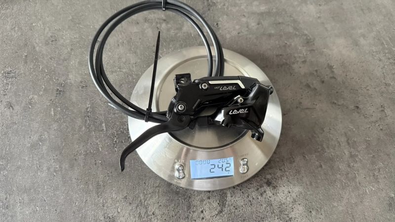 Brzdy Sram Level Ultimate 2pístkové, gloss Black ve verzi Stealth (vedení hadice u řídítek)