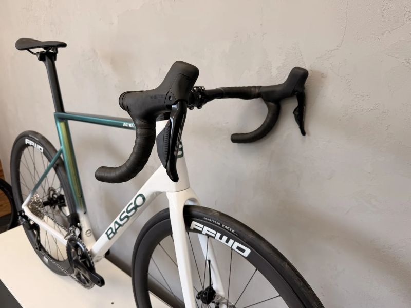 BASSO ASTRA pop green, Shimano 105 Di2, FFWD Tyro V3