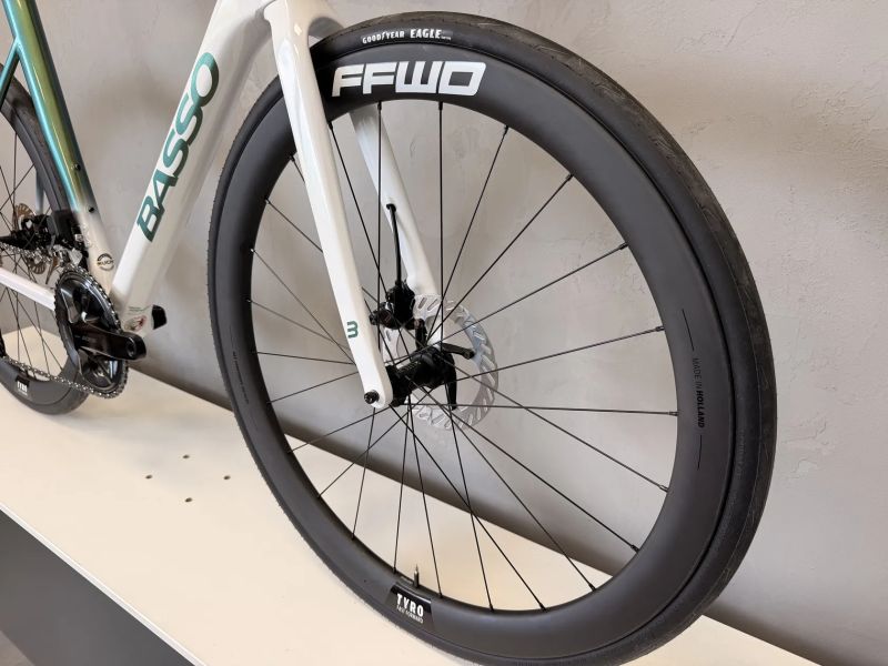 BASSO ASTRA pop green, Shimano 105 Di2, FFWD Tyro V3