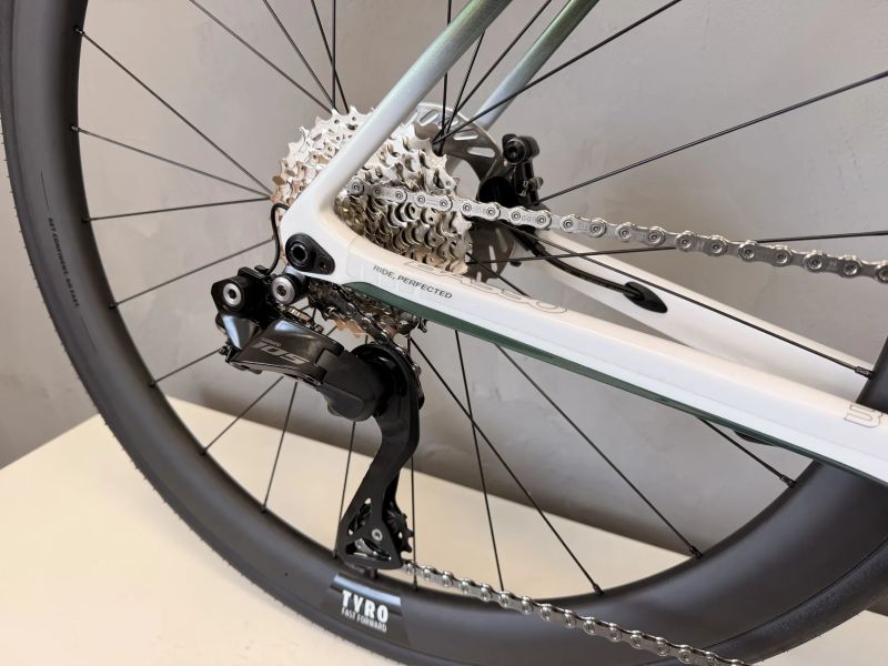 BASSO ASTRA pop green, Shimano 105 Di2, FFWD Tyro V3