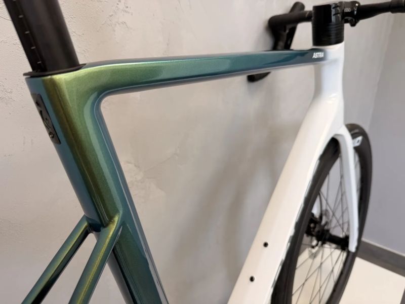 BASSO ASTRA pop green, Shimano 105 Di2, FFWD Tyro V3