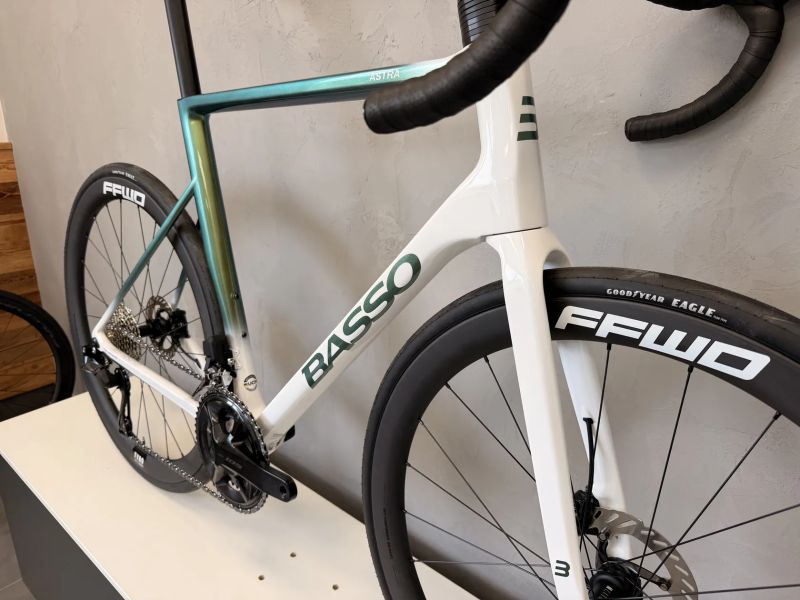 BASSO ASTRA pop green, Shimano 105 Di2, FFWD Tyro V3