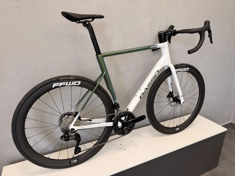 BASSO ASTRA pop green, Shimano 105 Di2, FFWD Tyro V3