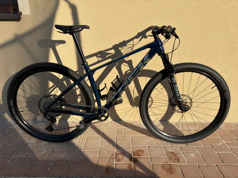 Horské kolo TREK Procaliber 9.6 Blue Carbon Smoke, komponenty SID/XT, vel. ML – ZÁNOVNÍ