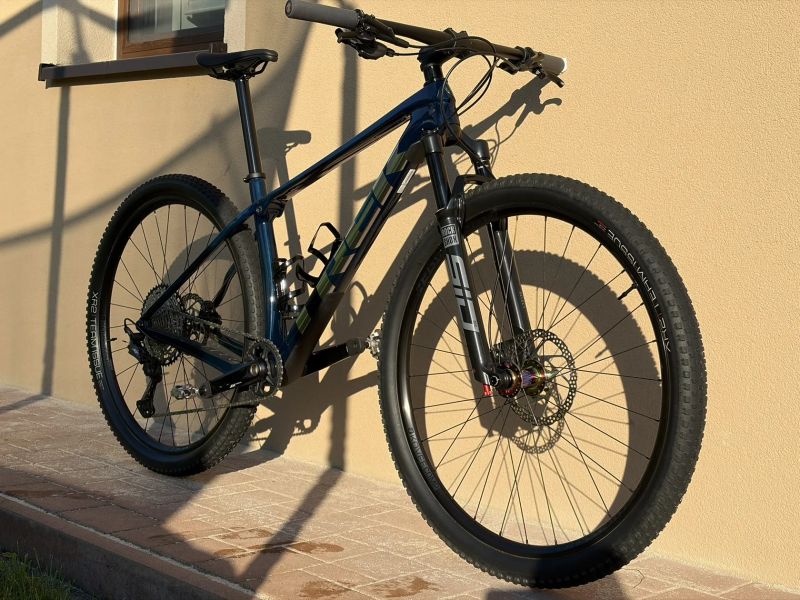 Horské kolo TREK Procaliber 9.6 Blue Carbon Smoke, komponenty SID/XT, vel. ML – ZÁNOVNÍ