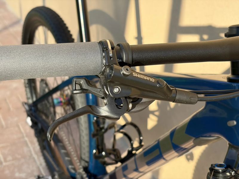 Horské kolo TREK Procaliber 9.6 Blue Carbon Smoke, komponenty SID/XT, vel. ML – ZÁNOVNÍ