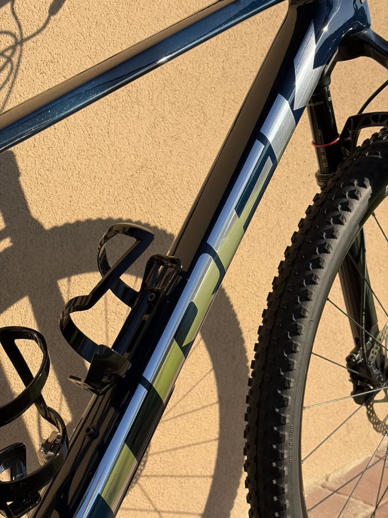 Horské kolo TREK Procaliber 9.6 Blue Carbon Smoke, komponenty SID/XT, vel. ML – ZÁNOVNÍ