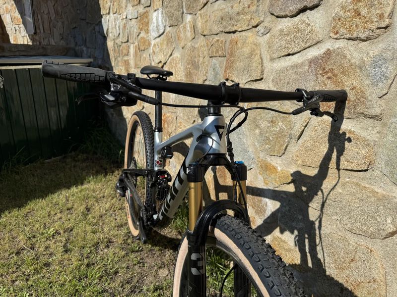 Giant Anthem Advanced PRO 29 1 M - NOVÉ XT, Fox Kashima Live Valve + teleskop