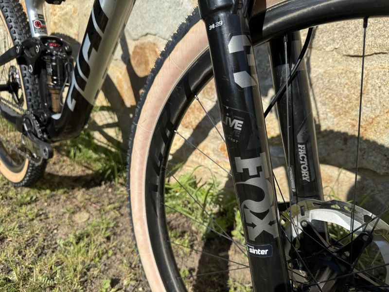 Giant Anthem Advanced PRO 29 1 M - NOVÉ XT, Fox Kashima Live Valve + teleskop
