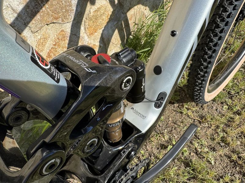 Giant Anthem Advanced PRO 29 1 M - NOVÉ XT, Fox Kashima Live Valve + teleskop