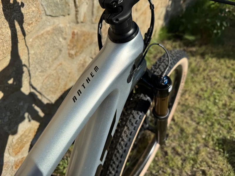 Giant Anthem Advanced PRO 29 1 M - NOVÉ XT, Fox Kashima Live Valve + teleskop