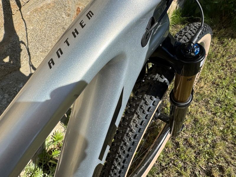Giant Anthem Advanced PRO 29 1 M - NOVÉ XT, Fox Kashima Live Valve + teleskop