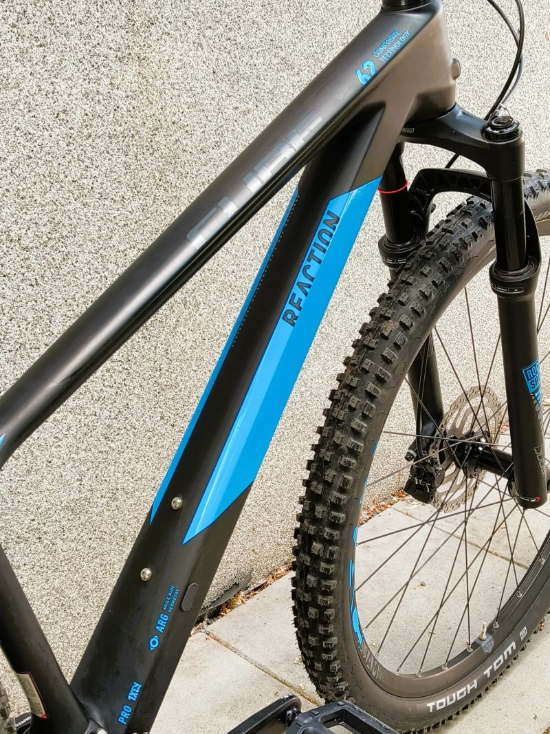 CUBE REACTION C:62 PRO vel. S (15") 29" carbon´n´blue, 10,9 kg TOP STAV