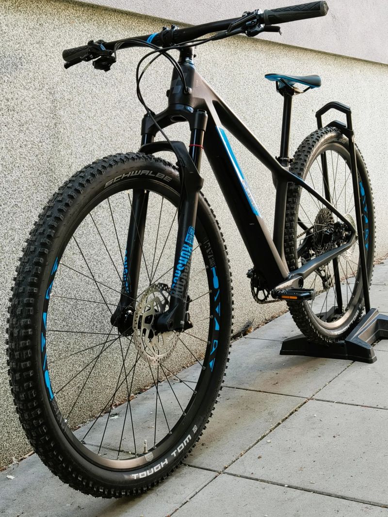 CUBE REACTION C:62 PRO vel. S (15") 29" carbon´n´blue, 10,9 kg TOP STAV