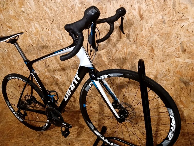 Silniční karbonové kolo Giant Defy Advanced 2, velikost rámu L, 
