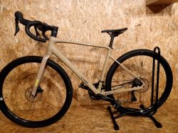 Gravel kolo NUROAD RACE 2026 cappuccino´n´black, velikost rámu M