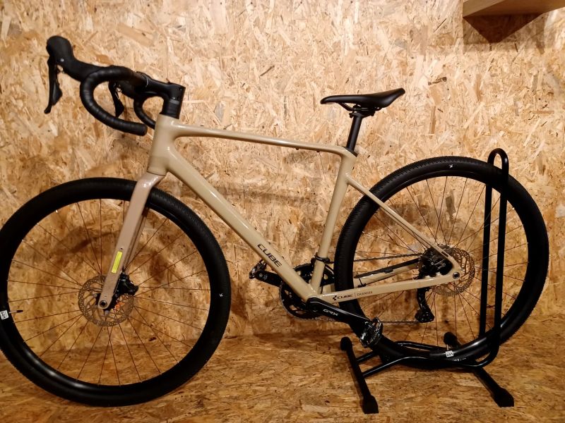 Gravel kolo NUROAD RACE 2026 cappuccino´n´black, velikost rámu M