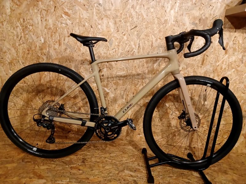 Gravel kolo NUROAD RACE 2026 cappuccino´n´black, velikost rámu M