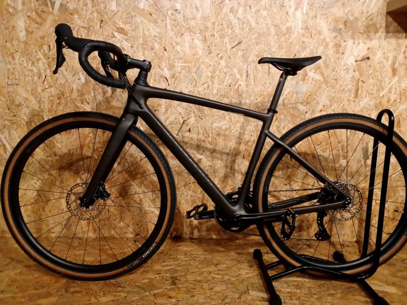 Specialized Diverge Sport Carbon 2025 Satin Carbon / Blue Onyx, velikost 54.(170-178cm) 