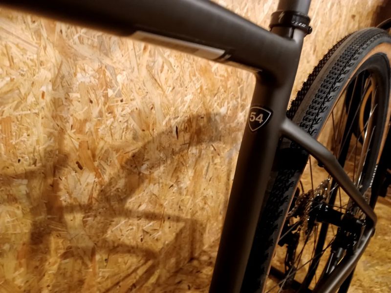 Specialized Diverge Sport Carbon 2025 Satin Carbon / Blue Onyx, velikost 54.(170-178cm) 