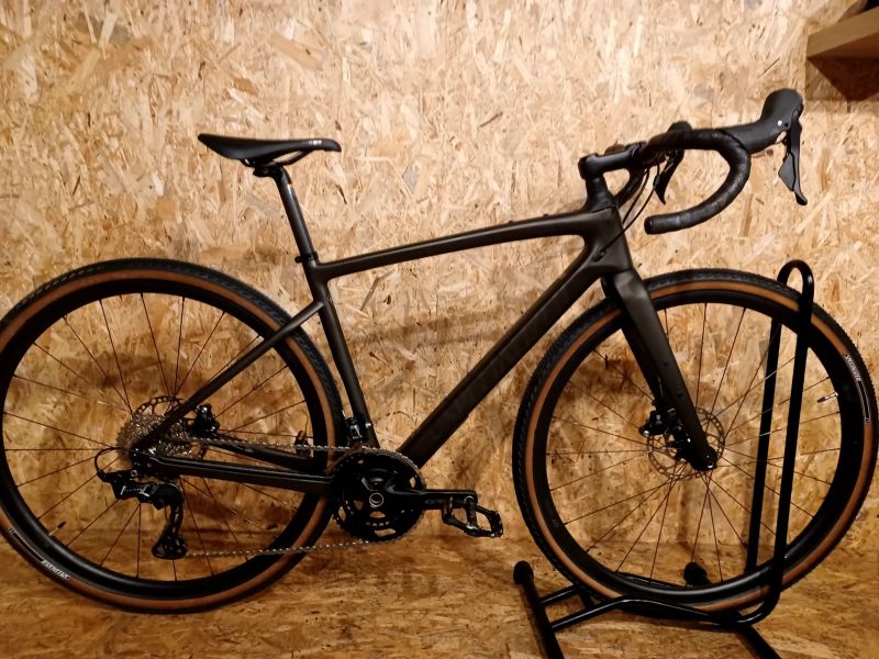 Specialized Diverge Sport Carbon 2025 Satin Carbon / Blue Onyx, velikost 54.(170-178cm) 