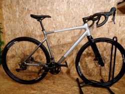 Gravel Focus Atlas 6.7 DI gravel kolo Nepalsilver Glossy/Steelgrey Glossy 2025, velikost rámu L