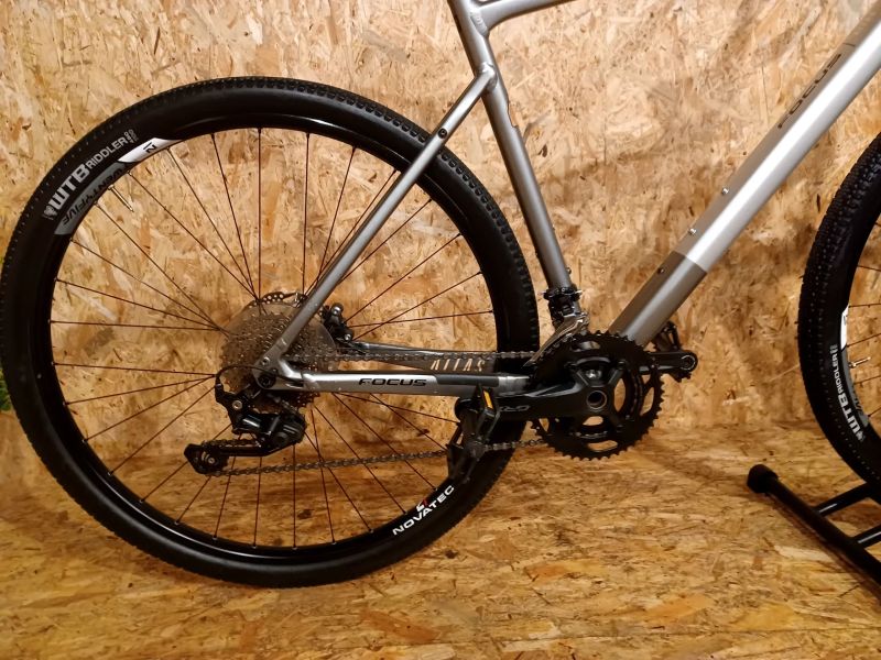 Gravel Focus Atlas 6.7 DI gravel kolo Nepalsilver Glossy/Steelgrey Glossy 2025, velikost rámu L