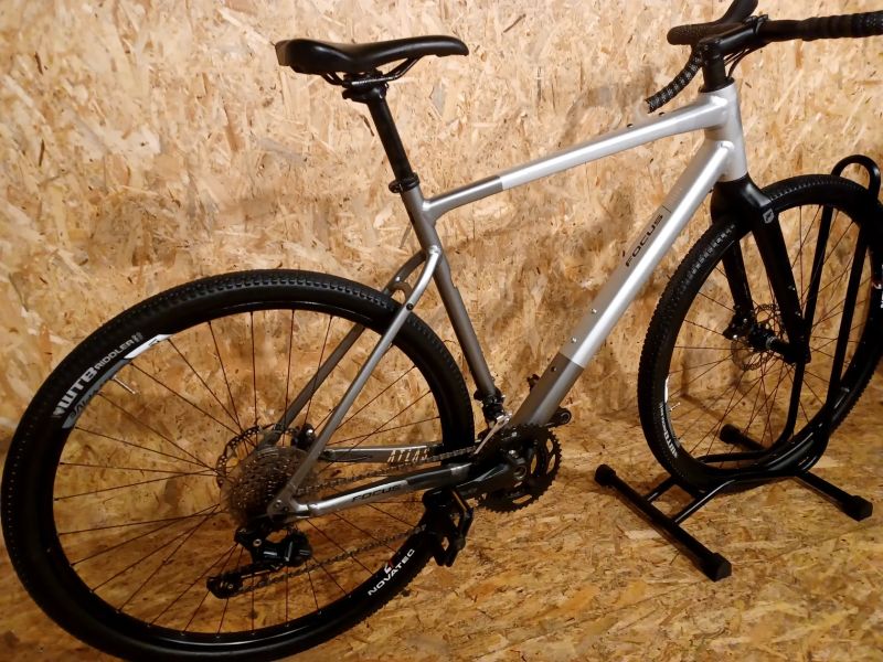 Gravel Focus Atlas 6.7 DI gravel kolo Nepalsilver Glossy/Steelgrey Glossy 2025, velikost rámu L