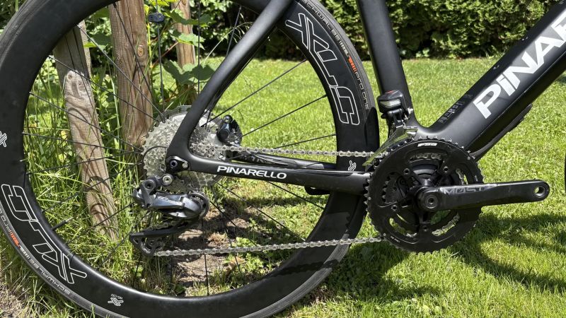 Pinarello Nytro, e-silnice, najeto 800km, puvodni cena >250tis CZK