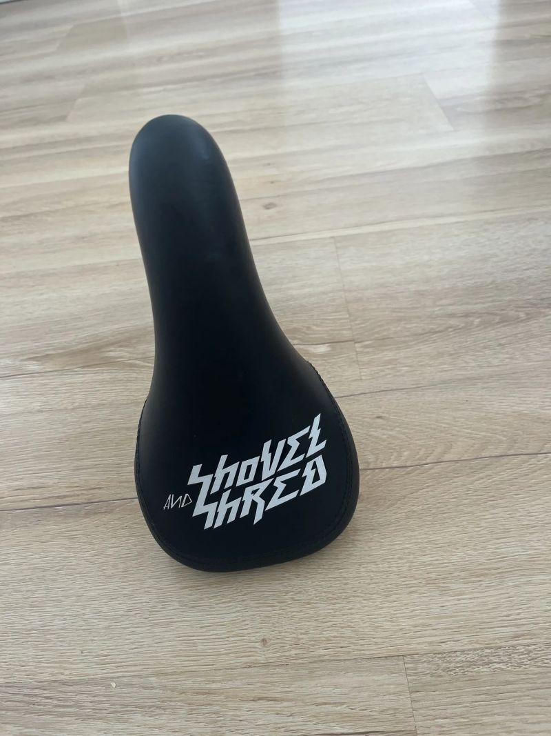 Reverse Nico Vink sedlo + sedlovka ShovelandShred