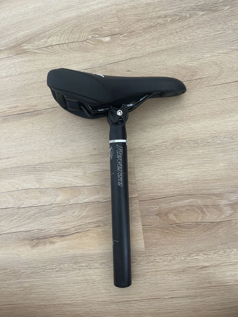 Reverse Nico Vink sedlo + sedlovka ShovelandShred