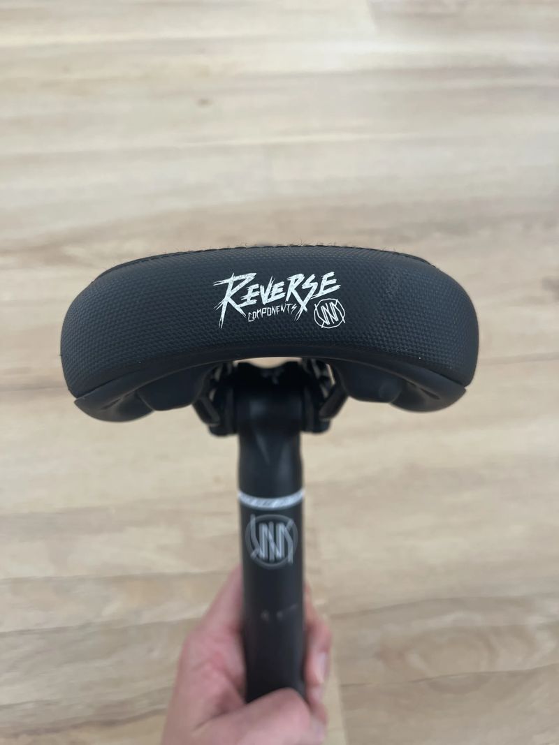 Reverse Nico Vink sedlo + sedlovka ShovelandShred