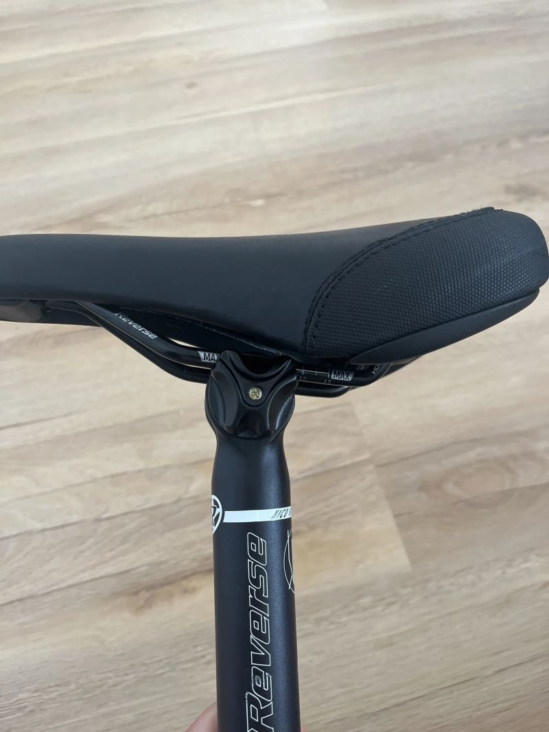 Reverse Nico Vink sedlo + sedlovka ShovelandShred