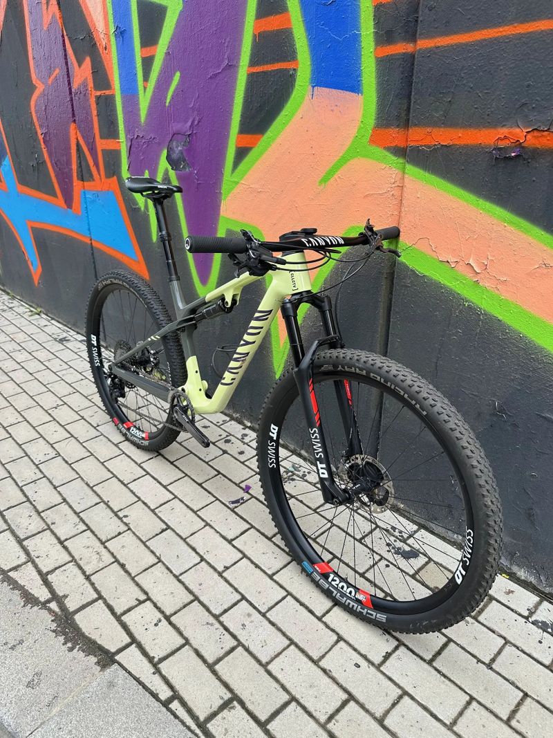 Canyon Lux WC CFR z teamu CANYON SIDI velikost M