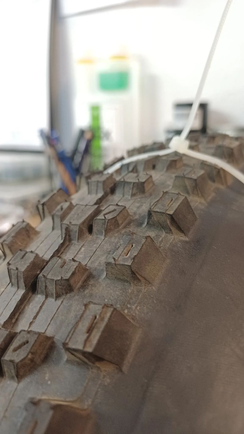 Zánovní 2 ks pláště Maxxis Minion DHF; 29x2.5, Maxxis Dissector; 29x2.4