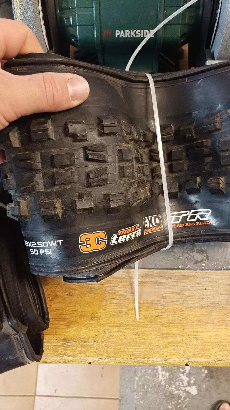 Zánovní 2 ks pláště Maxxis Minion DHF; 29x2.5, Maxxis Dissector; 29x2.4