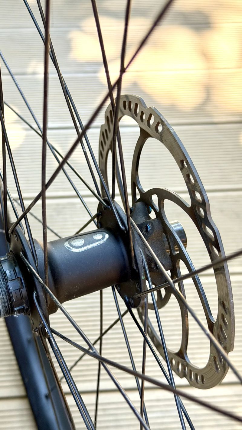 Zapletená kola Crankbrothers Synthesis 29”