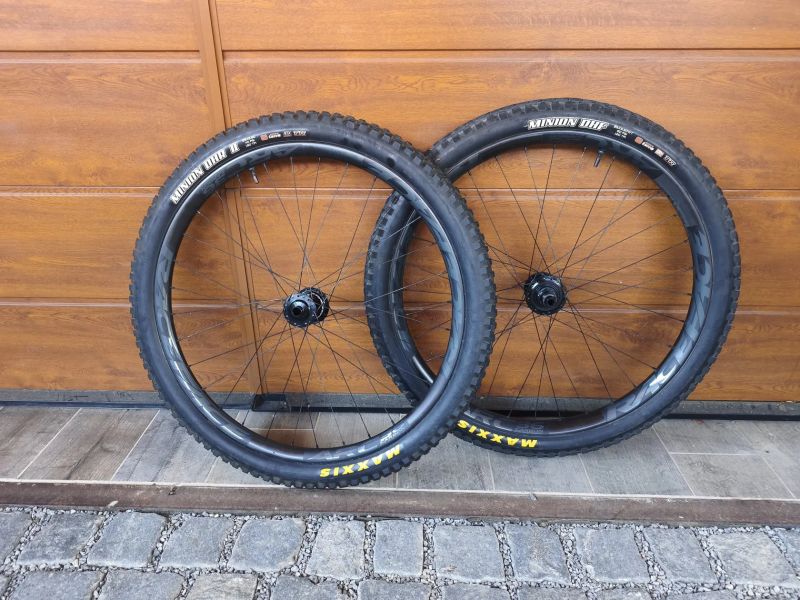 sada karbonových kol RACE FACE 29" Carbon ARC 36 VAULTJ414/J424 Boost + MAXXIS DHF a DHR II 
