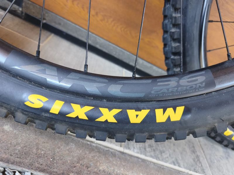 sada karbonových kol RACE FACE 29" Carbon ARC 36 VAULTJ414/J424 Boost + MAXXIS DHF a DHR II 