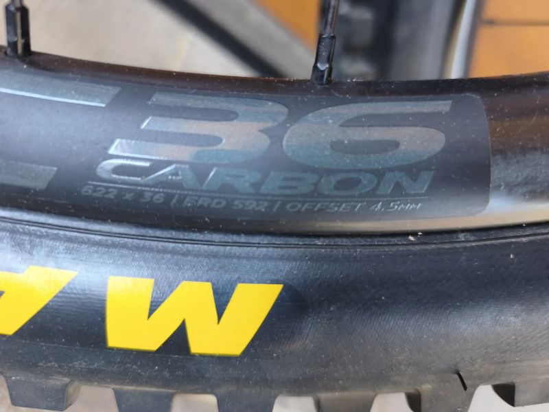 sada karbonových kol RACE FACE 29" Carbon ARC 36 VAULTJ414/J424 Boost + MAXXIS DHF a DHR II 